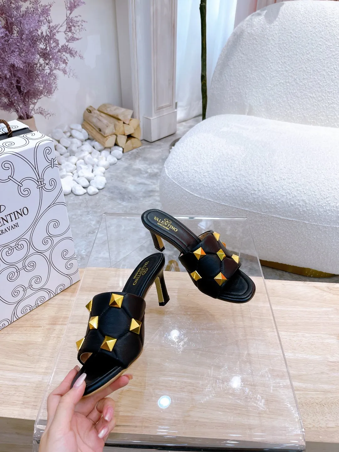 👟👟Ex-factory price 380👟👟 Genuine leather sole +40 Valentino.Valentino👑👑Rivets The latest series of the slippers counter, the highest version, perfect details, a very eye-catching catwalk series launched [strong][strong] V's popular rivet elements, luxurious and gorgeous! Various colors can be matched with beautiful clothes in spring and summer. There are many choices🎉🎉Exquisite and durable. It is copied at 1:1 of the original product. The upper foot is very pedicure-like. The key point is that it is very good and easy to control. It does not grind the feet and does not tire the feet. It is a walking artifact. The last shape is completely compared to the counter. The details are perfect. Without the original version, it would not be so exquisite! (Note! The heel shape and height are exclusively molded according to the original version, and are not randomly substituted by the market🐂) The color and texture of the fasteners are consistent with the original version! Fabric: Sheepskin Lining: Sheepskin lining 5 colors: off-white, black, bare, burgundy, pink Size: 34 to 41 (34, 40, 41, custom-made, non-refundable and non-exchangeable) Heel height: flat rubber bottom: genuine leather bottom: